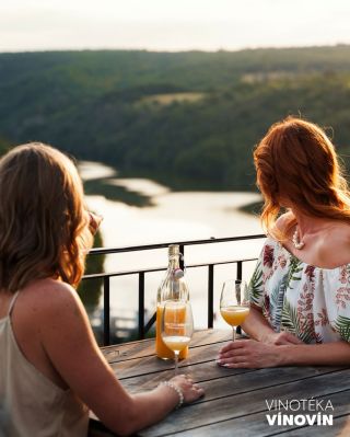 🍇 Vinobraní je už tento víkend! A bez burčáku z Vínovínu to prostě nejde. Přijď si pro ten svůj a užij si září tak, jak má...