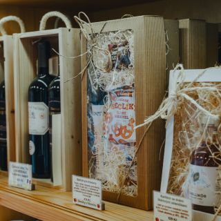Hledáte dárek, který vždy udělá radost? 🎁 Ve Vínovínu máme balíčky plné dobrého vína a dobrot k zakousnutí. Ať už chcete...