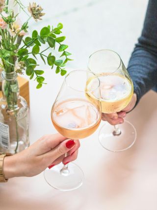 Na chvíli vypnout… Dát si víno, zasmát se, prostě být. Protože život chutná líp, když si přiťukneš. 🍷 Označ nám do...